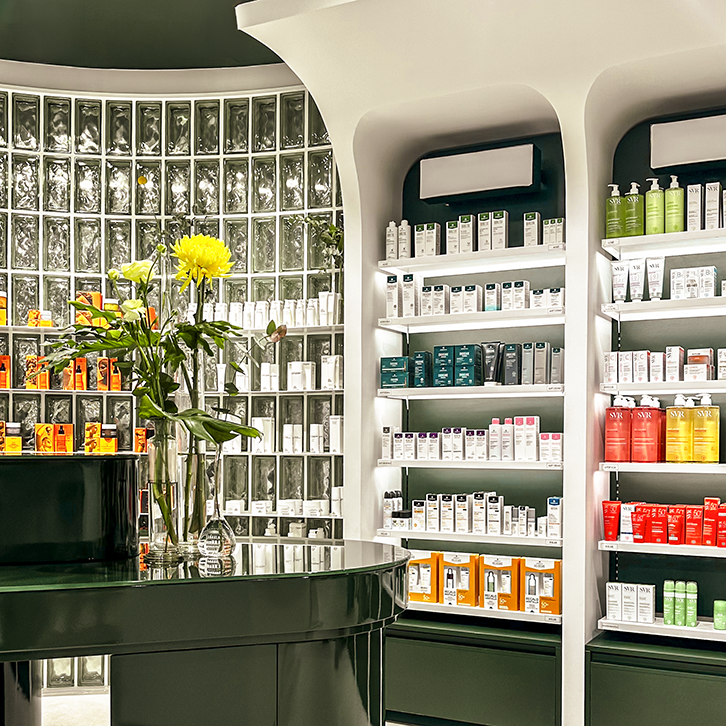 Farmacia 11-11 interior